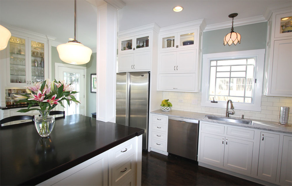Kitchen - transitional kitchen idea in Chicago