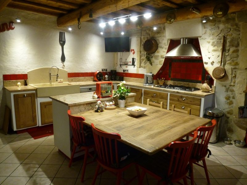 Cuisine?[Inspiration pour cuisine in L and bois clair With un évier de ferme, un plan de travail en granite, une crédence beige, une crédence en dalle de pierre, un électroménager en acier inoxydable, un sol en carrelage de céramique and îlot.]:[Inspiration pour cuisines in L and bois clair With un évier de ferme, un plan de travail en granite, une crédence beige, une crédence en dalle de pierre, un électroménager en acier inoxydable, un sol en carrelage de céramique and îlot.]