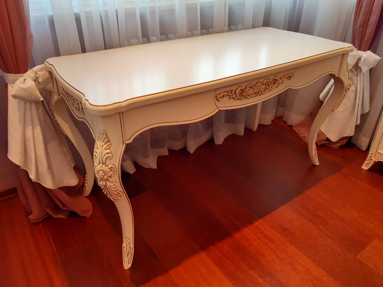 Столик в спальню из массива бука.