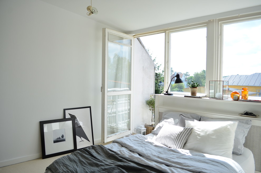 Photo of a scandinavian bedroom in Copenhagen with white walls and beige floor.