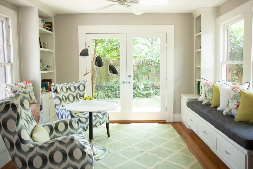 Пример оригинального дизайна: маленькая открытая гостиная комната в стиле фьюжн с музыкальной комнатой, серыми стенами, паркетным полом среднего тона и коричневым полом без камина, телевизора для на участке и в саду