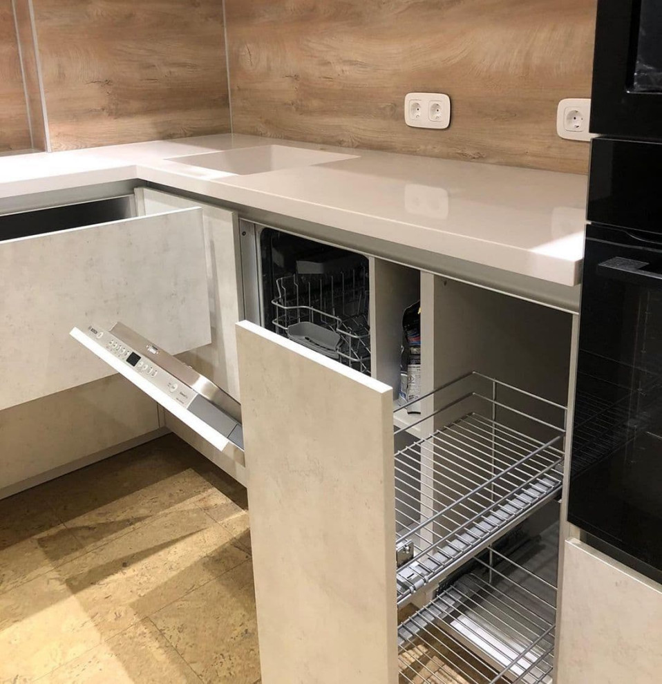 Встроенная угловая кухня с каменными и древесными фасадами