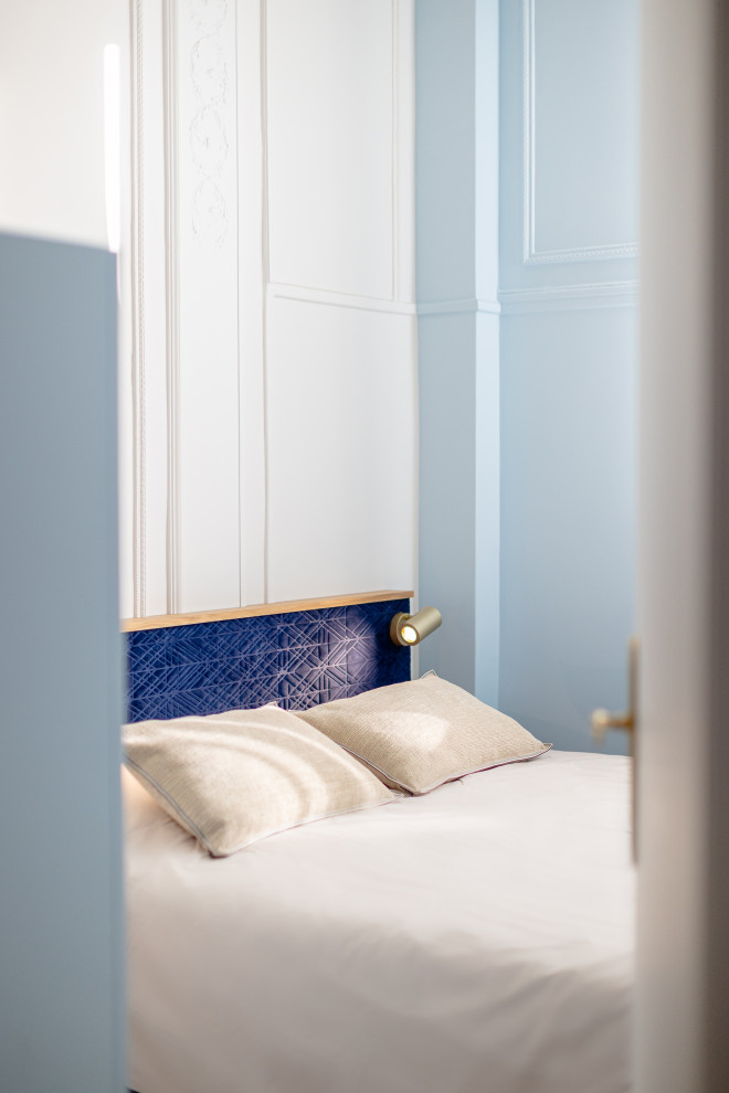 Kleines Klassisches Schlafzimmer ohne Kamin, im Loft-Style mit weißer Wandfarbe, hellem Holzboden, braunem Boden und Tapetenwänden in Grenoble