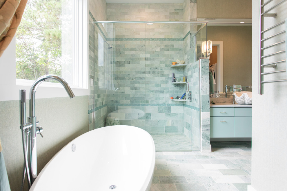 Источник вдохновения для домашнего уюта: огромная главная ванная комната в стиле фьюжн с плоскими фасадами, синими фасадами, отдельно стоящей ванной, угловым душем, синей плиткой, стеклянной плиткой, зелеными стенами, полом из керамической плитки, настольной раковиной, столешницей из искусственного кварца, синим полом, душем с распашными дверями, синей столешницей, тумбой под две раковины, встроенной тумбой и обоями на стенах