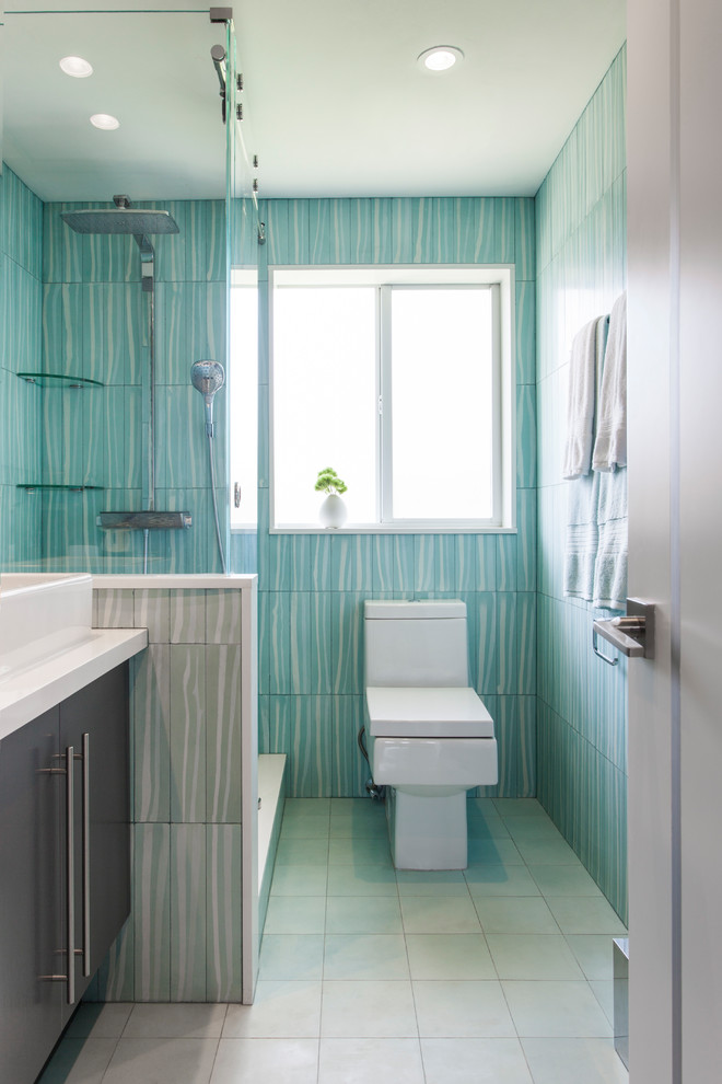 Design ideas for a midcentury bathroom in Miami.