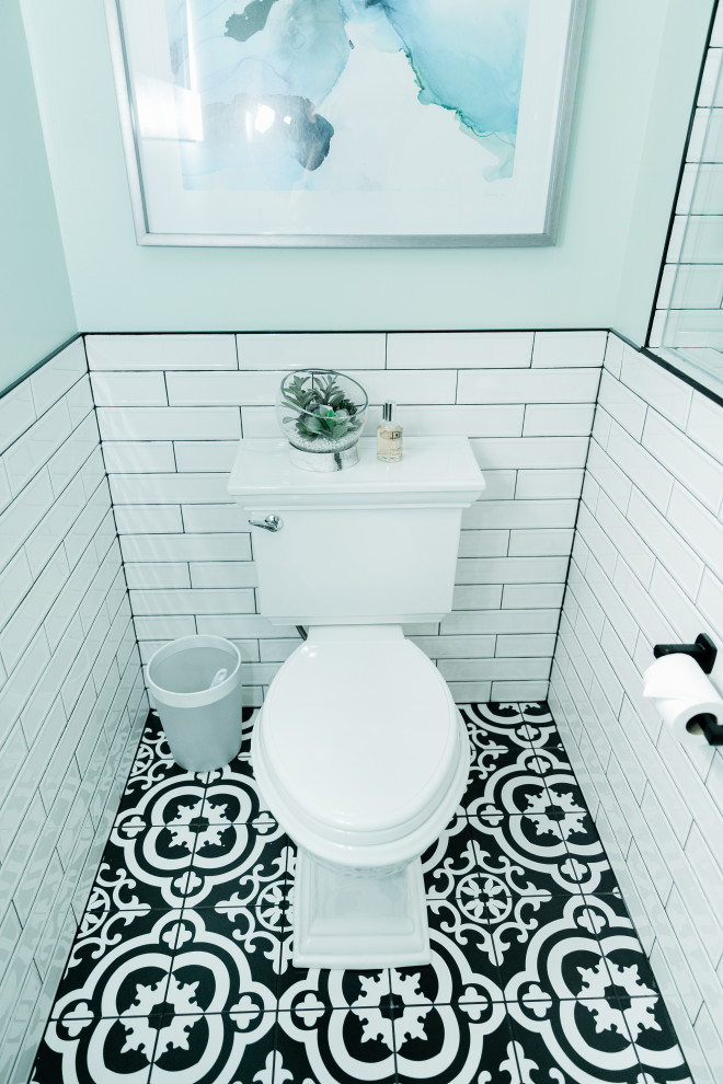 シアトルにある中くらいなエクレクティックスタイルのおしゃれなバスルーム (浴槽なし) (一体型トイレ	、白いタイル、セラミックタイル、白い壁、アンダーカウンター洗面器、珪岩の洗面台、白い洗面カウンター、洗面台1つ、独立型洗面台、壁紙、モザイクタイル、マルチカラーの床、トイレ室) の写真