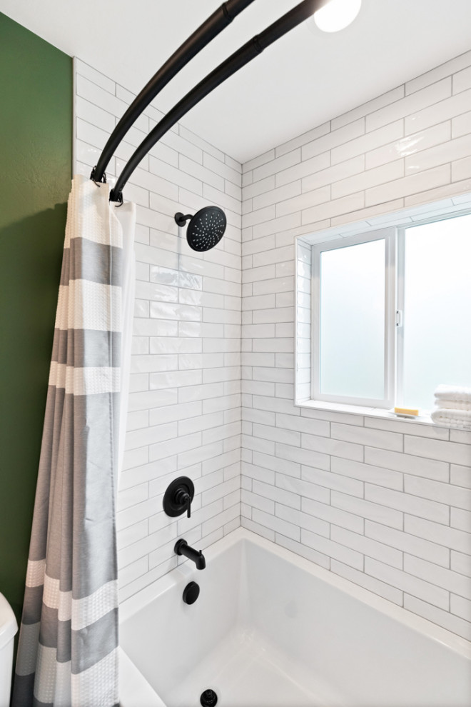 Стильный дизайн: маленькая ванная комната с белыми фасадами, угловой ванной, душем над ванной, биде, белой плиткой, керамической плиткой, зелеными стенами, полом из керамогранита, врезной раковиной, серым полом, шторкой для ванной, белой столешницей, тумбой под одну раковину и встроенной тумбой для на участке и в саду - последний тренд