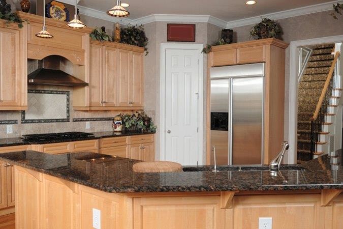 Eat-in kitchen - mid-sized traditional u-shaped eat-in kitchen idea with a peninsula, flat-panel cabinets, medium tone wood cabinets, granite countertops, beige backsplash, ceramic backsplash, stainless steel appliances, an undermount sink, beige walls and engineered wood floors