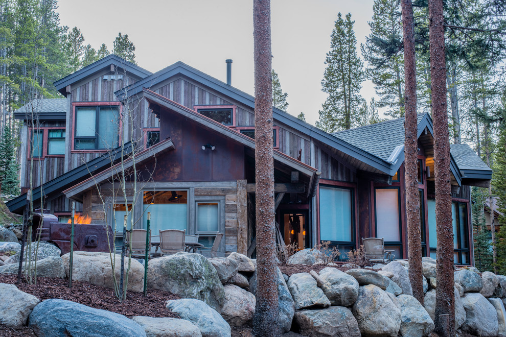 Example of a mountain style home design design in Denver