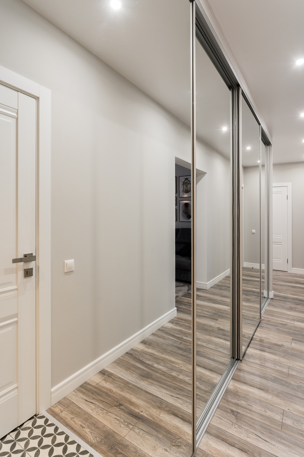 Классическая белая кухня с акцентным фартуком