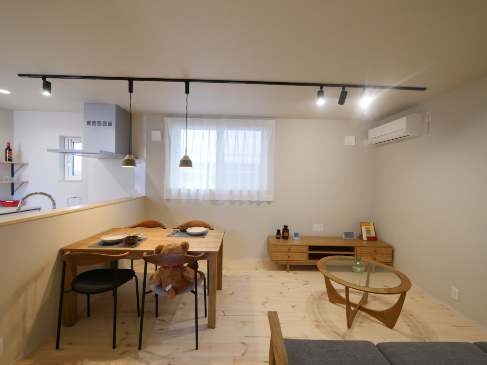Idee per una sala da pranzo scandinava con pareti grigie, parquet chiaro, pavimento beige, soffitto in carta da parati e carta da parati