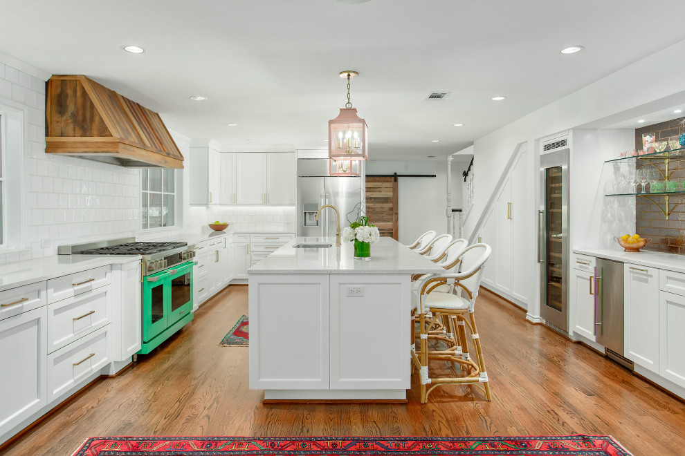 Foto på ett stort shabby chic-inspirerat vit kök, med en undermonterad diskho, luckor med infälld panel, vita skåp, bänkskiva i kvarts, vitt stänkskydd, stänkskydd i keramik, färgglada vitvaror, mellanmörkt trägolv, en köksö och brunt golv