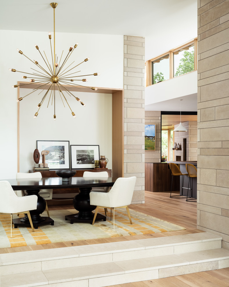 Esempio di una sala da pranzo moderna con pareti bianche, pavimento in legno massello medio e pavimento marrone