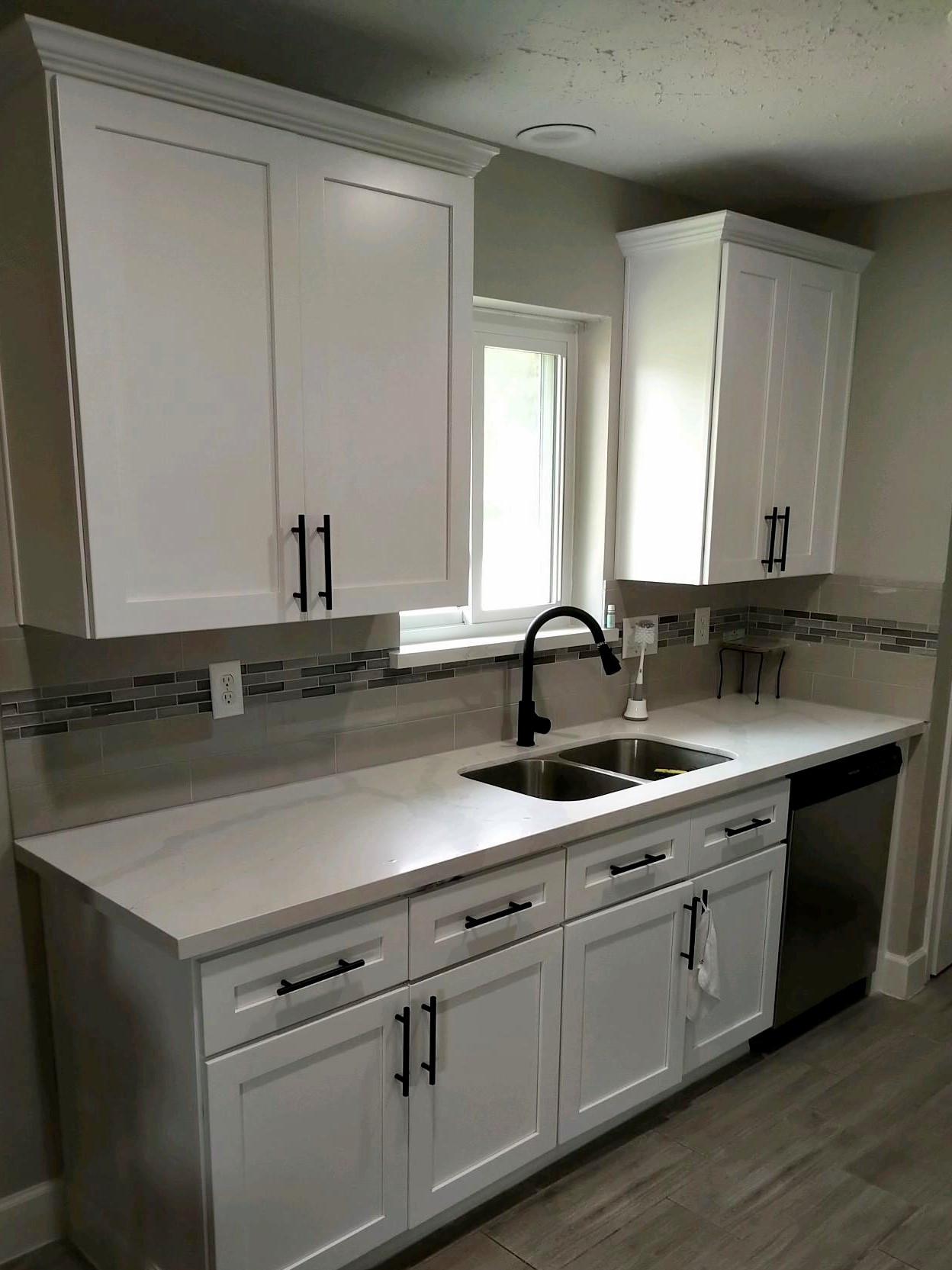 Contemporary white Shaker Kitchen with white quartz countertop