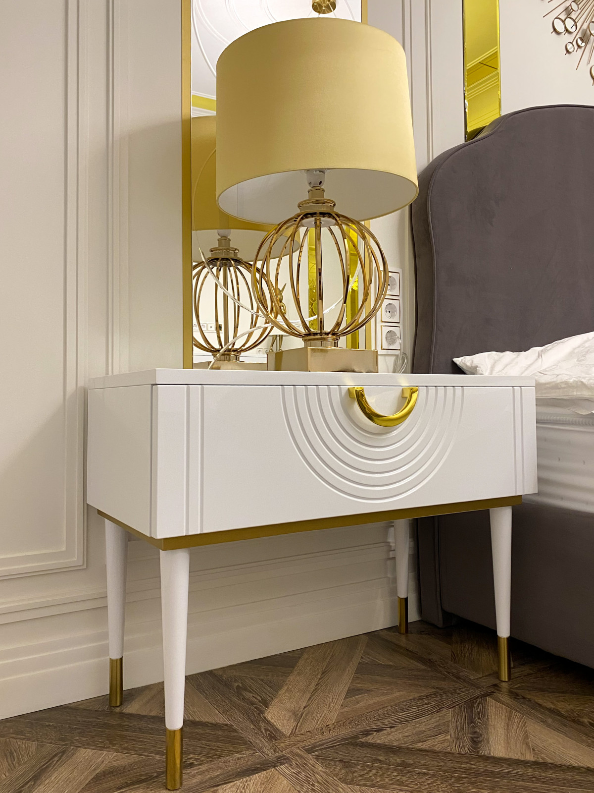 Прикроватная тумба.