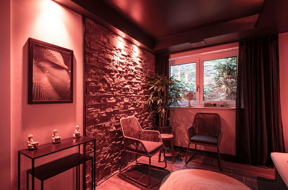 Mittelgroßes Modernes Untergeschoss mit beiger Wandfarbe, braunem Boden und Wandpaneelen in München