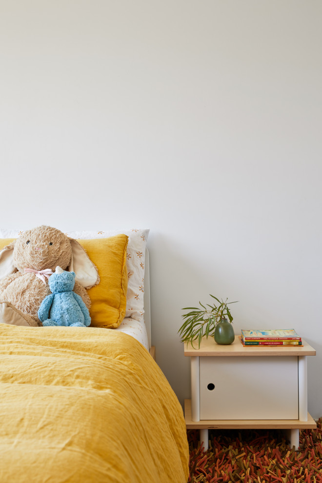 Idées déco pour une grande chambre d'enfant de 4 à 10 ans moderne avec un mur blanc, parquet clair et un sol marron.