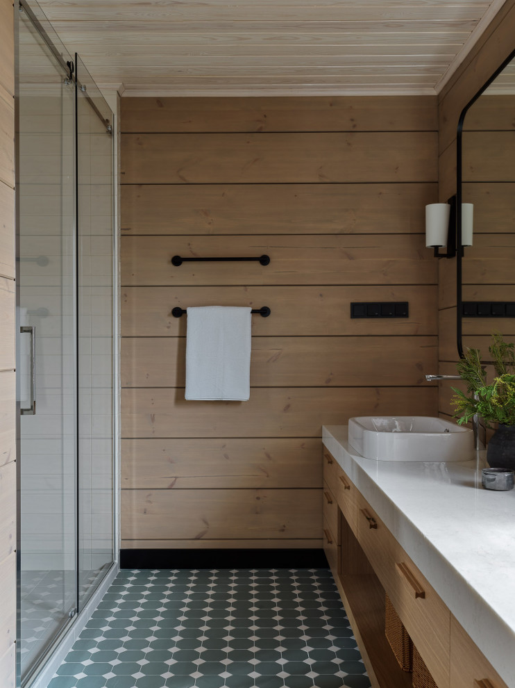 На фото: ванная комната в деревянном доме, в белых тонах с отделкой деревом в стиле рустика с плоскими фасадами, коричневыми фасадами, душем в нише, унитазом-моноблоком, бежевыми стенами, полом из мозаичной плитки, настольной раковиной, зеленым полом, душем с раздвижными дверями, белой столешницей, деревянным потолком и деревянными стенами