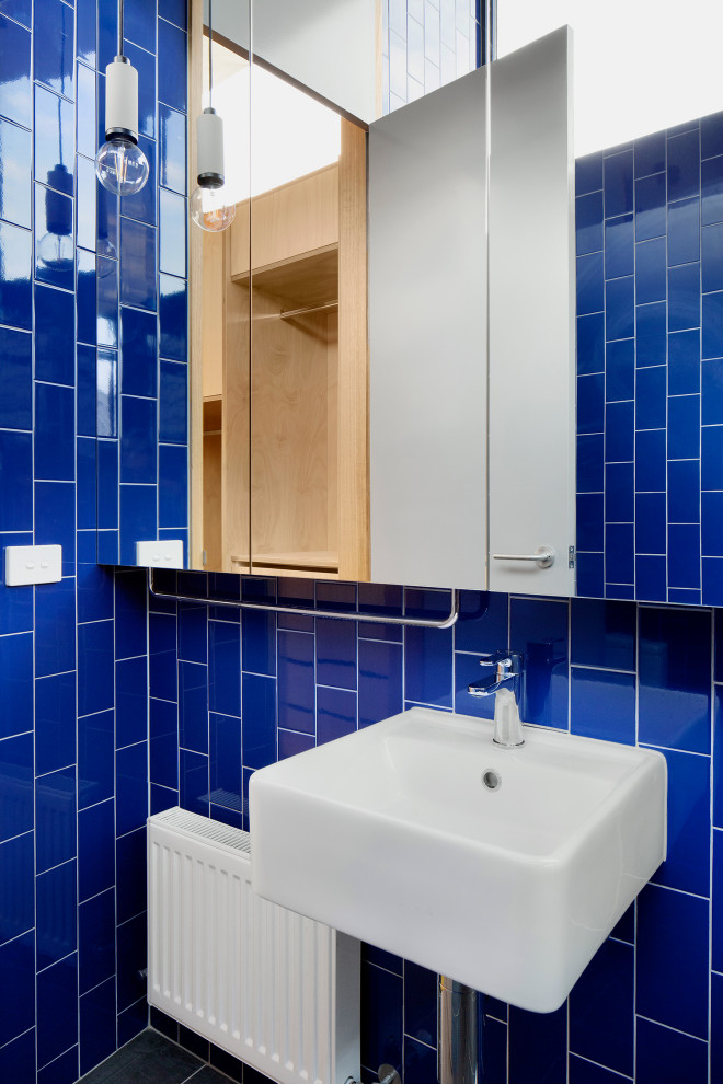 На фото: маленькая главная ванная комната в современном стиле с открытым душем, синей плиткой, керамической плиткой, синими стенами, полом из керамической плитки, подвесной раковиной, серым полом, открытым душем, тумбой под одну раковину и подвесной тумбой для на участке и в саду с