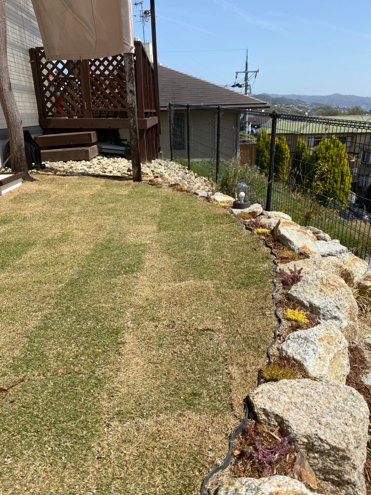 Inspiration for a mid-sized asian full sun backyard lawn edging in Other for spring.