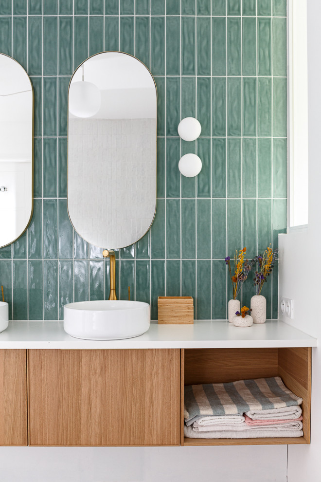 Exempel på ett mellanstort modernt vit vitt en-suite badrum, med luckor med profilerade fronter, skåp i ljust trä, ett fristående badkar, en dusch/badkar-kombination, grön kakel, perrakottakakel, vita väggar, terrazzogolv, ett fristående handfat, bänkskiva i kvartsit, flerfärgat golv och dusch med gångjärnsdörr