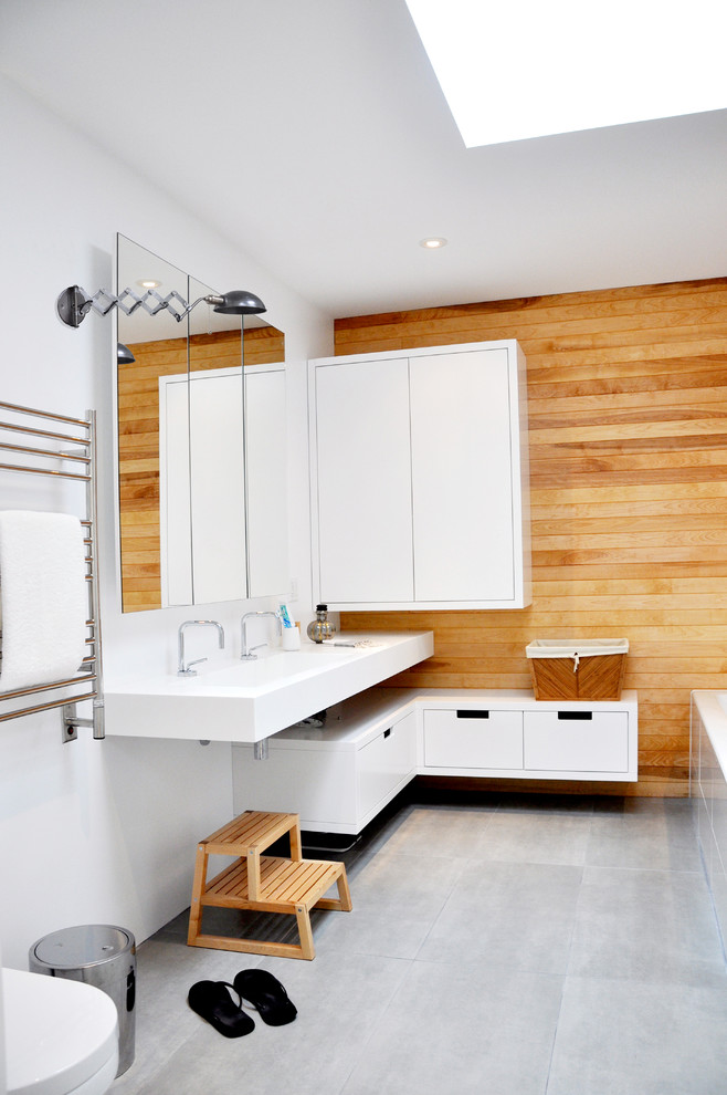Example of a minimalist bathroom design in Montreal with a wall-mount sink