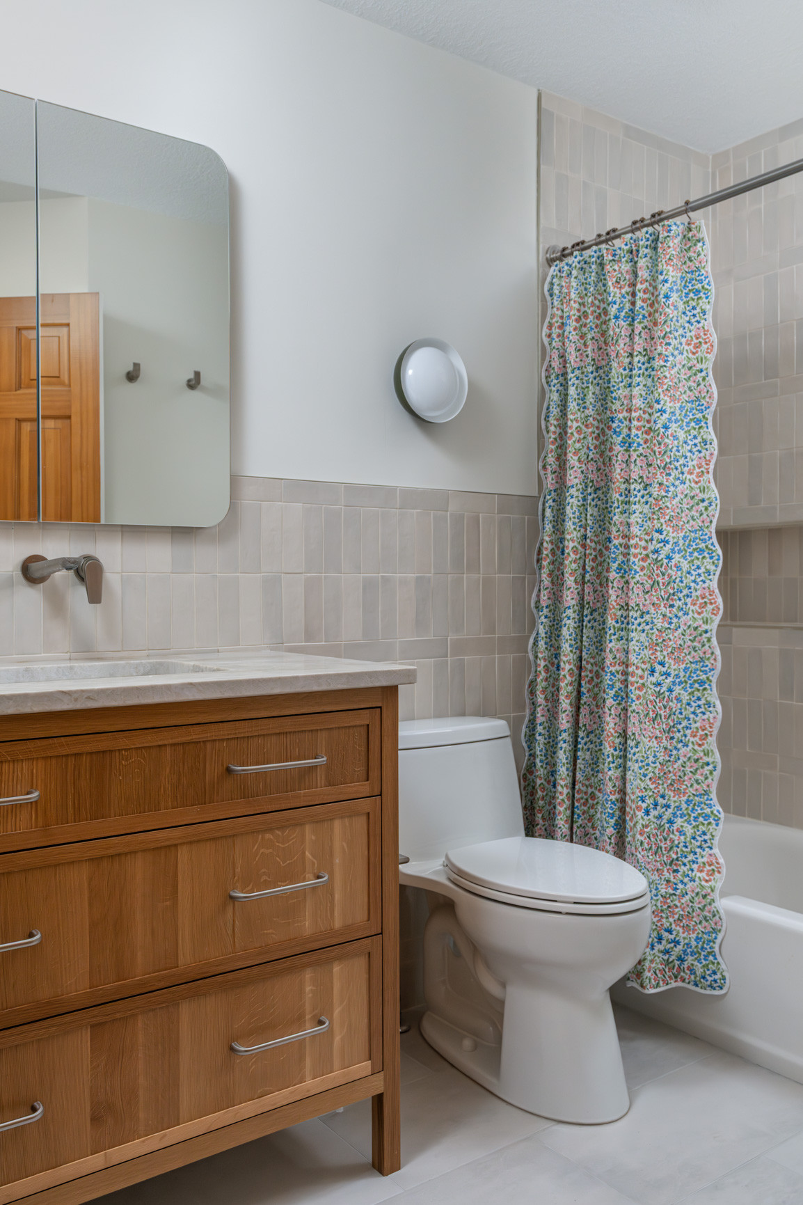 5 Stylish New Bathrooms With a Shower-Tub Combo, image size:1154x1731