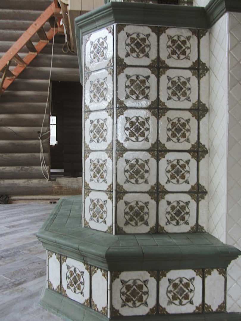 Камин с румповыми изразцами и панно