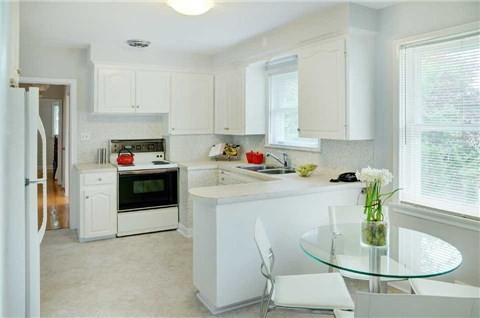 Example of a transitional kitchen design in Toronto