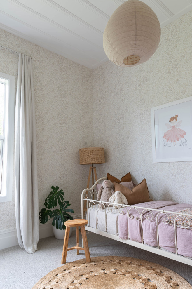 Foto di una cameretta per bambini da 1 a 3 anni rustica di medie dimensioni con pareti beige, moquette, pavimento beige, soffitto in perlinato e carta da parati