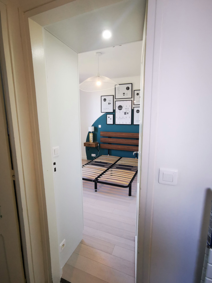 Свежая идея для дизайна: хозяйская спальня среднего размера в стиле модернизм с белыми стенами, полом из винила и белым полом - отличное фото интерьера