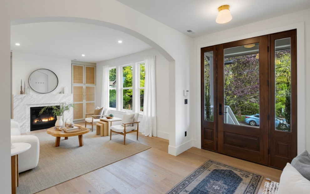 Example of a transitional entryway design in Seattle