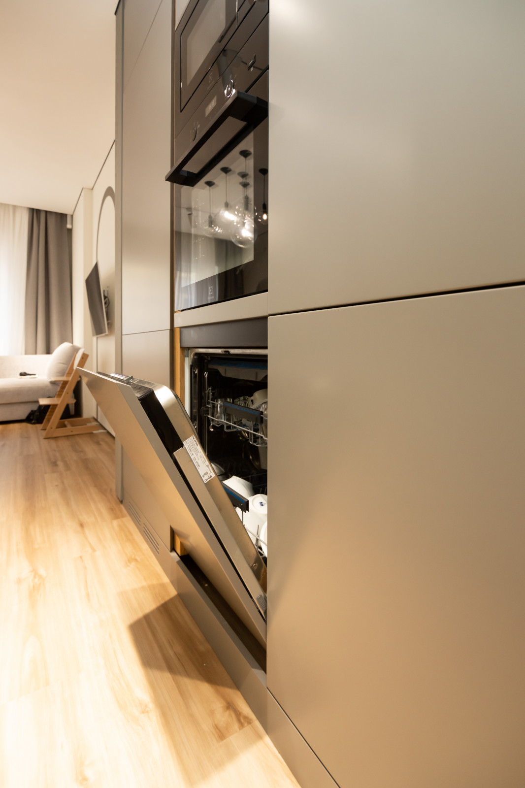 Компактная кухня-прихожая в современном стиле