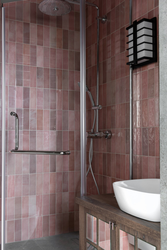 Свежая идея для дизайна: главная ванная комната среднего размера в восточном стиле с стеклянными фасадами, темными деревянными фасадами, угловым душем, инсталляцией, розовой плиткой, керамической плиткой, розовыми стенами, полом из керамогранита, накладной раковиной, столешницей из ламината, серым полом, душем с распашными дверями, коричневой столешницей, зеркалом с подсветкой, тумбой под одну раковину, напольной тумбой, балками на потолке и панелями на части стены - отличное фото интерьера