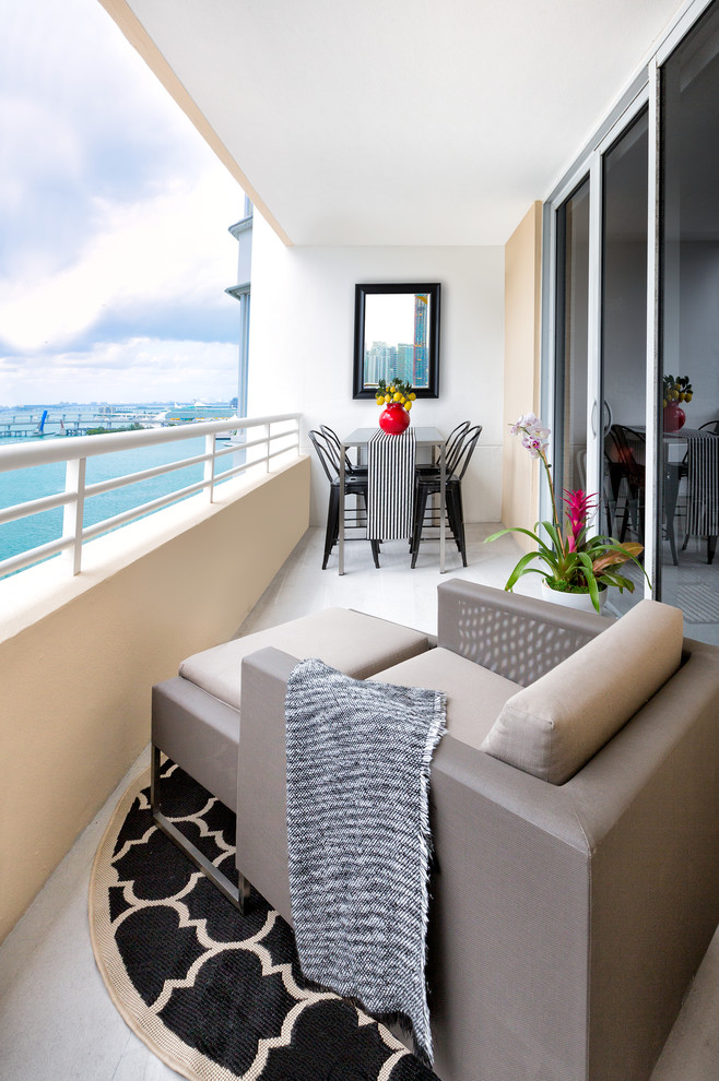 Design ideas for a mid-sized balcony in Miami.