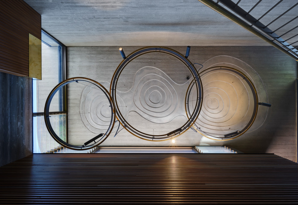 Источник вдохновения для домашнего уюта: изогнутая лестница среднего размера в стиле ретро с металлическими перилами
