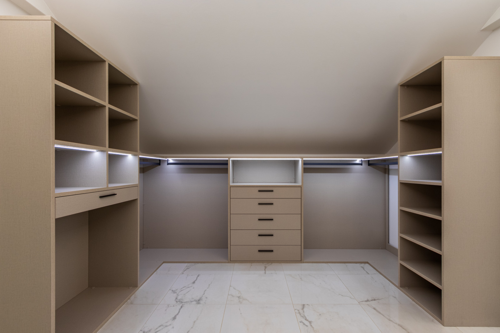 Гардеробная APPERIA на мансарде