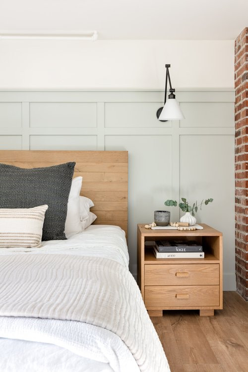 Идея дизайна: хозяйская спальня среднего размера в современном стиле с ковровым покрытием без камина