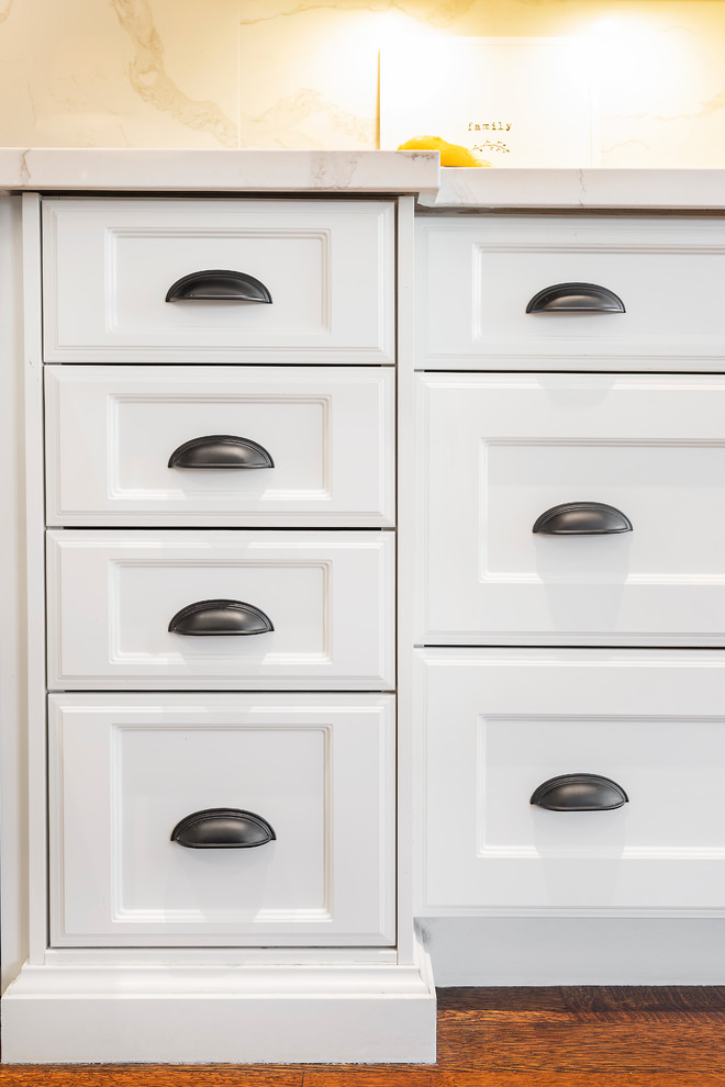 Transitional home design photo in Toronto