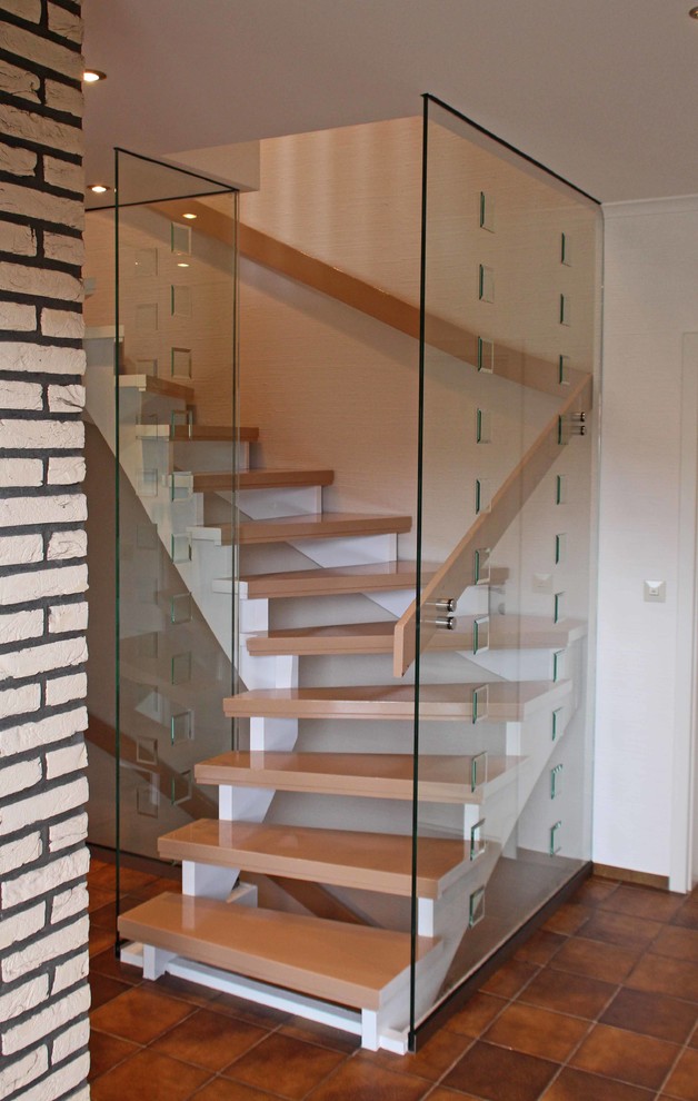 Gewendelte, Große Moderne Holztreppe mit Holz-Setzstufen in Sonstige