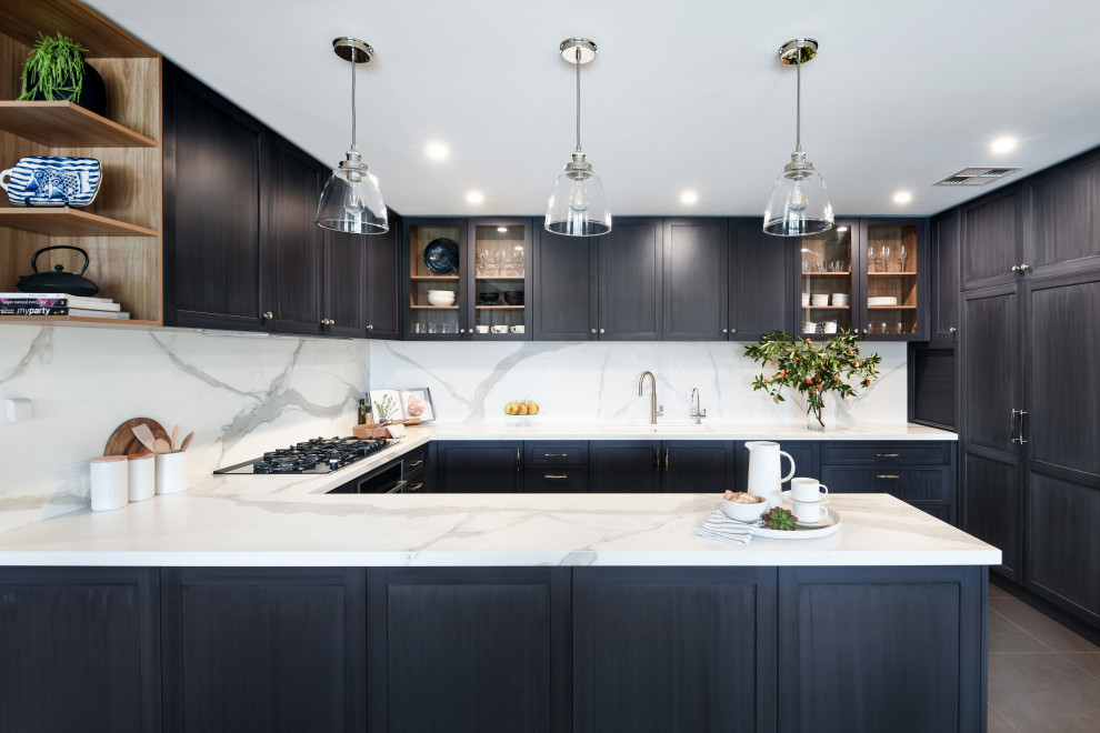 Exempel på ett litet modernt u-kök, med en undermonterad diskho, skåp i shakerstil, blå skåp, stänkskydd i porslinskakel, svarta vitvaror, klinkergolv i porslin, en halv köksö och svart golv