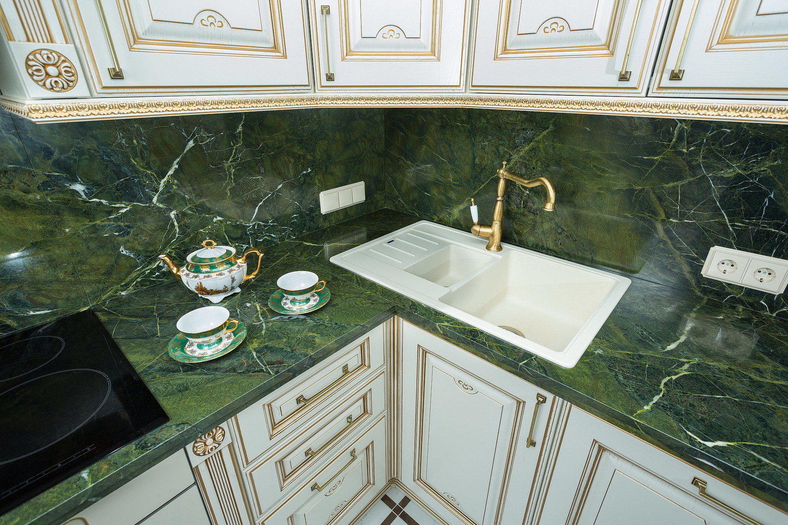 Зеленый мрамор в интерьере кухни