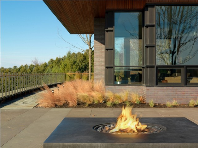 Quaker Bluff Residence rustic