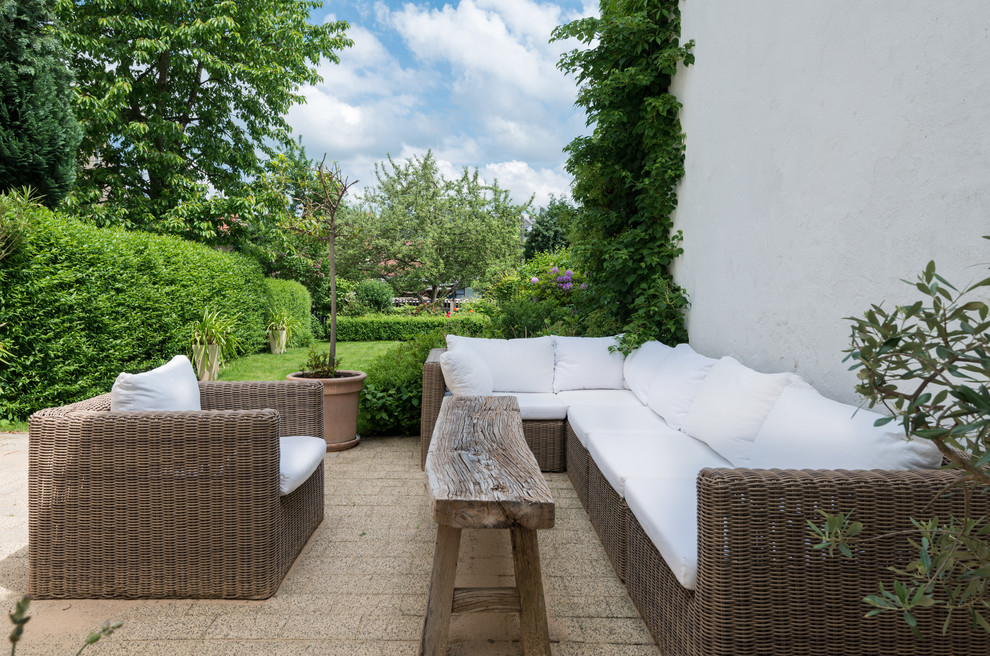 Unbedeckte Moderne Terrasse neben dem Haus mit Kübelpflanzen in Dortmund