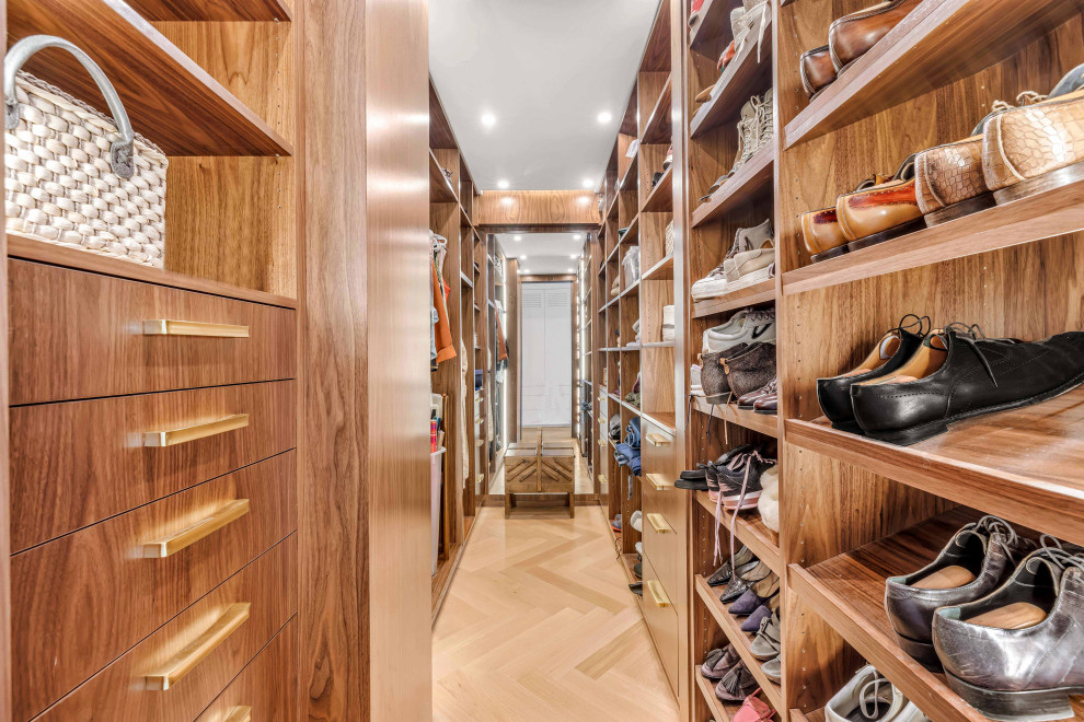 Inspiration for a contemporary closet remodel in New York
