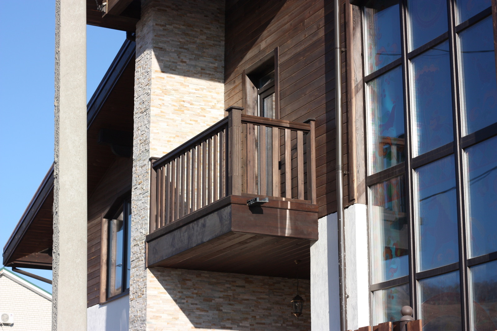 Балкон из массива сосны