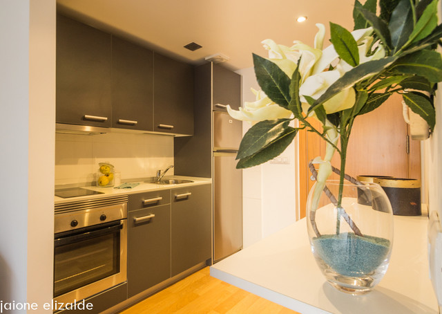 apartamento en Burlada transitional-kitchen