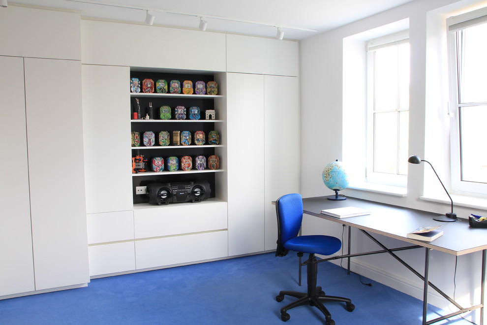 Jugendzimmer mit weißer Wandfarbe, Teppichboden, blauem Boden und Arbeitsecke in Dusseldorf