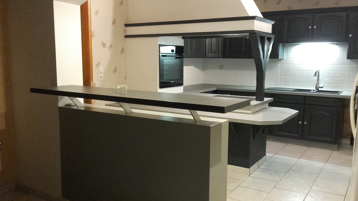 Mid-sized modern u-shaped eat-in kitchen in Lille with a double-bowl sink, recessed-panel cabinets, grey cabinets, laminate benchtops, white splashback, subway tile splashback, black appliances and with island.