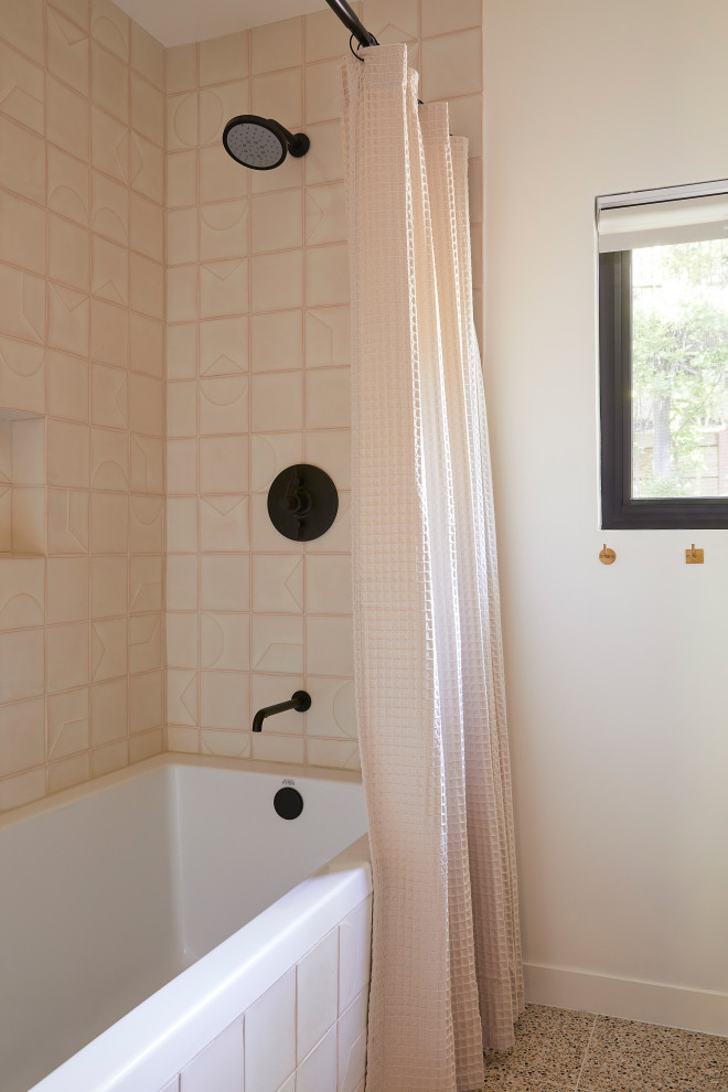 На фото: детская ванная комната среднего размера в стиле ретро с плоскими фасадами, коричневыми фасадами, ванной в нише, душем над ванной, унитазом-моноблоком, белой плиткой, керамической плиткой, белыми стенами, полом из терраццо, врезной раковиной, столешницей из искусственного кварца, коричневым полом, шторкой для ванной, серой столешницей, нишей, тумбой под две раковины и встроенной тумбой с